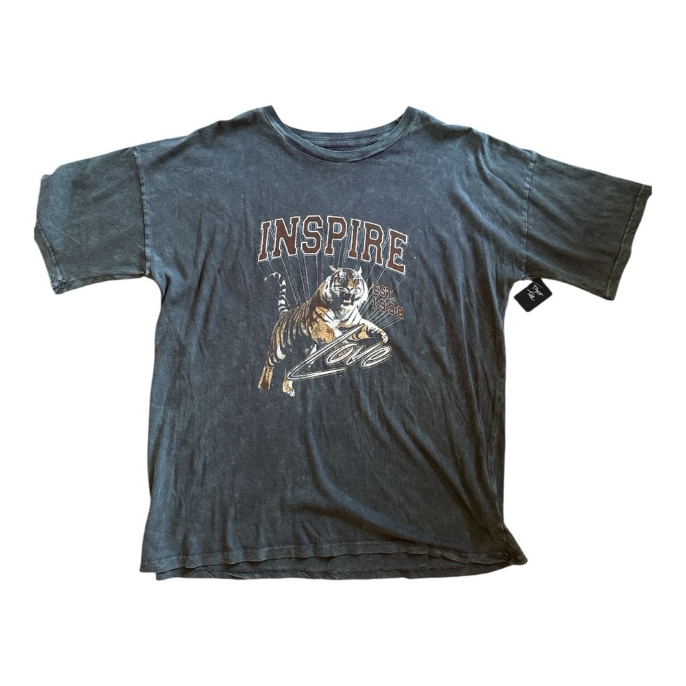 Vintage canvas grey Short Sleeve Tee with tiger  Graphic.  New!